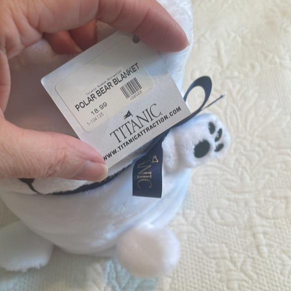 Titanic Museum White Plush Polar Bear Blanket Bear Navy Accents NWT - Picture 4 of 6